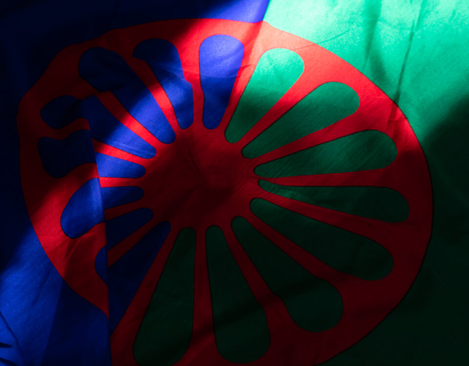 Roma-Flagge (c) Marina-Hoppmann. Wiedergabe mit freundlicher Genehmigung von Amaro Foro e.V.